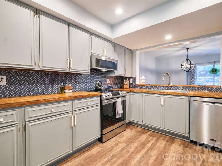 34 Old Post Road, Lake Wylie, SC 29710.  MLS# CAR4422574, YatesRealty ID 26045. 