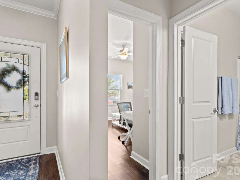 2012 Hyacinth Court, Denver, NC 28037.  MLS# CAR4380236, YatesRealty ID 26048. Entry Foyer