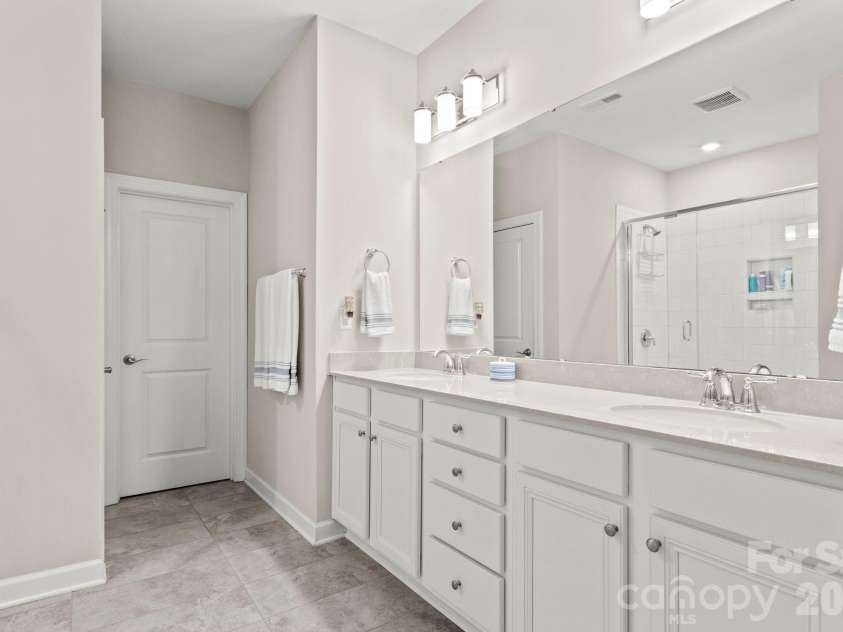 2012 Hyacinth Court, Denver, NC 28037.  MLS# CAR4380236, YatesRealty ID 26048. Primary Bathroom