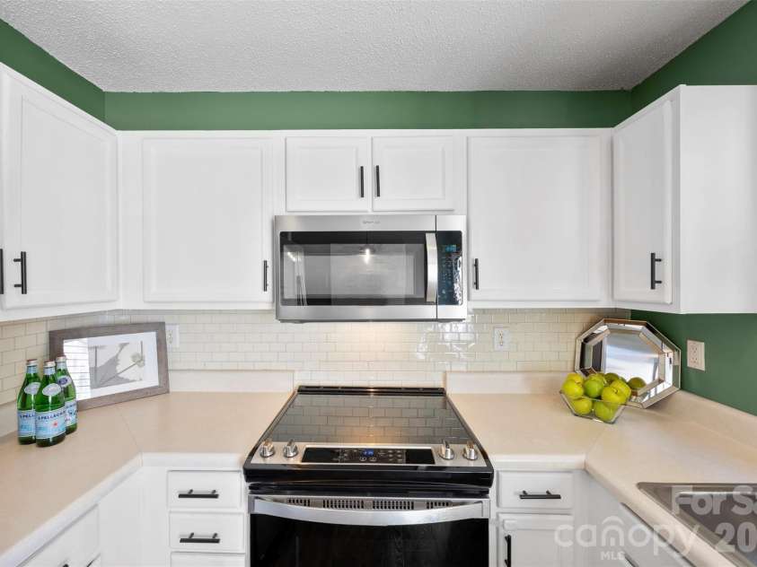 6483 Saint Bernard Way, Charlotte, NC 28269.  MLS# CAR4364168, YatesRealty ID 26049. New appliances.