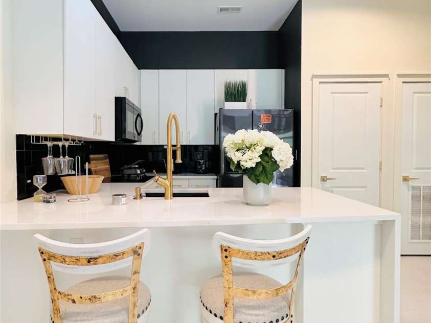 671 Alexander Street, Charlotte, NC 28202.  MLS# CAR4336342, YatesRealty ID 2605. Updated lighting, countertops and backsplash in kitchen