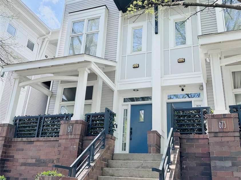 671 Alexander Street, Charlotte, NC 28202.  MLS# CAR4336342, YatesRealty ID 2605. Walk up entrance with private covered front porch