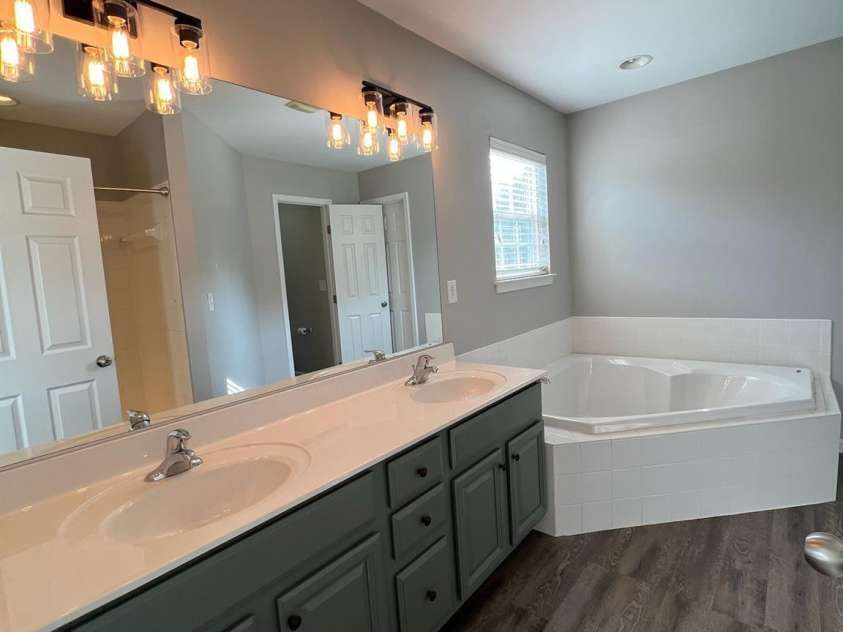 2567 Holly Oak Lane, Gastonia, NC 28056.  MLS# CAR4263397, YatesRealty ID 26050. Primary Bath