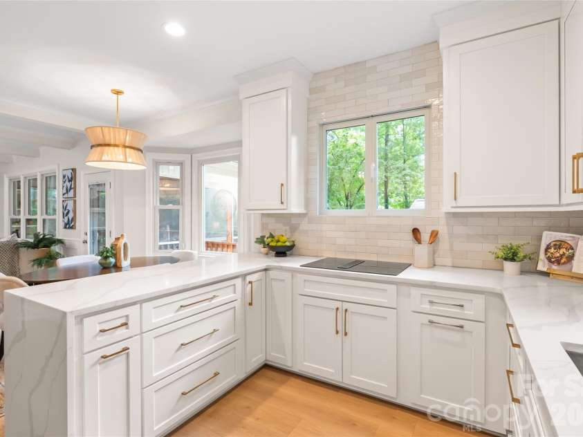 4419 Wycombe Court, Charlotte, NC 28226.  MLS# CAR4375476, YatesRealty ID 26051. Designed with modern convenience in mind, featuring specialized deep drawers optimized for pots and pans storage alongside a seamless, integrated pull-out trash and recycling cabinet.