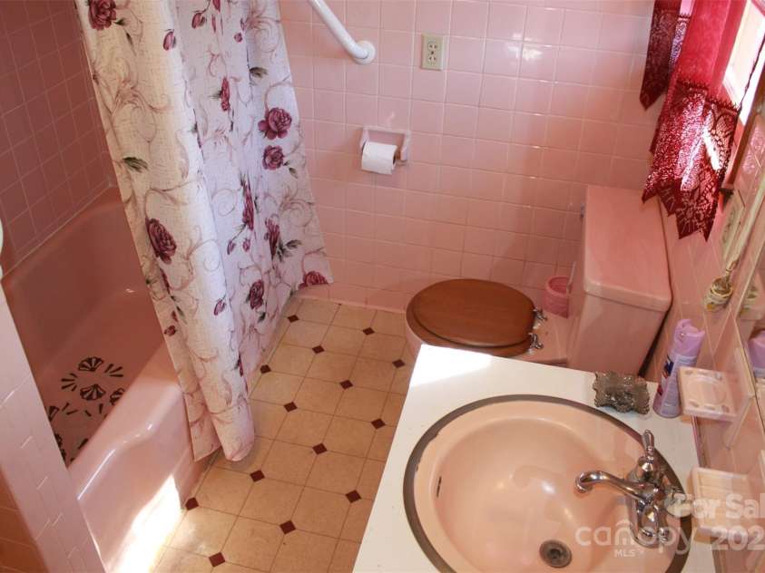 796 Hollis Road, Ellenboro, NC 28040.  MLS# CAR4281083, YatesRealty ID 26053. 