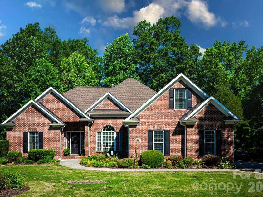 4015 Foxes Trail, Cramerton, NC 28032.  MLS# CAR4385997, YatesRealty ID 26057. 