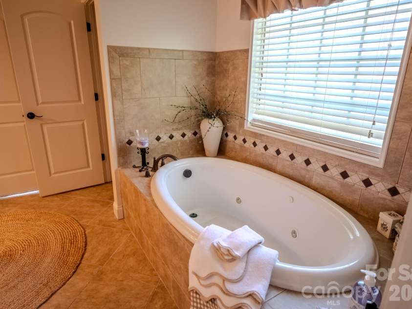 4015 Foxes Trail, Cramerton, NC 28032.  MLS# CAR4385997, YatesRealty ID 26057. 