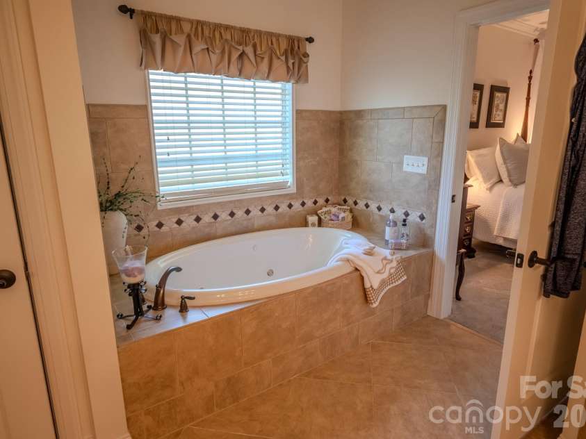 4015 Foxes Trail, Cramerton, NC 28032.  MLS# CAR4385997, YatesRealty ID 26057. 