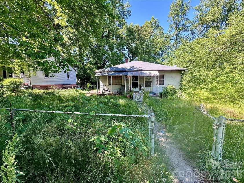 141 10th Avenue, Hickory, NC 28602.  MLS# CAR4385019, YatesRealty ID 26059. 