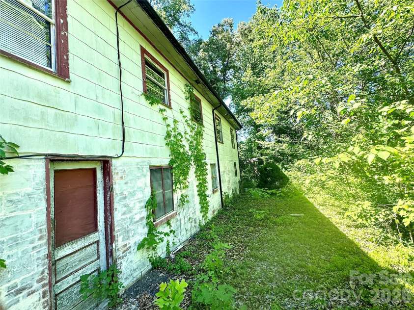 141 10th Avenue, Hickory, NC 28602.  MLS# CAR4385019, YatesRealty ID 26059. 