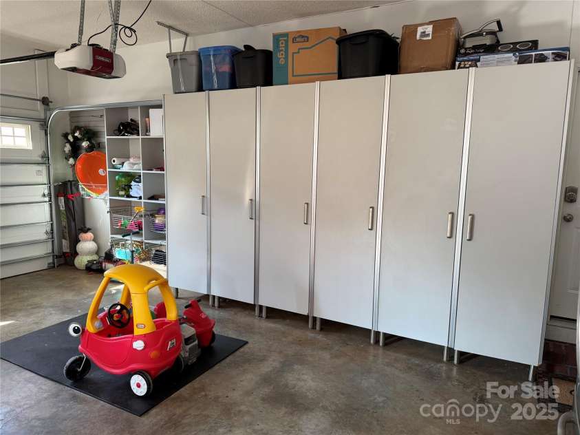 649 46th Avenue Drive, Hickory, NC 28601.  MLS# CAR4222186, YatesRealty ID 2606. 