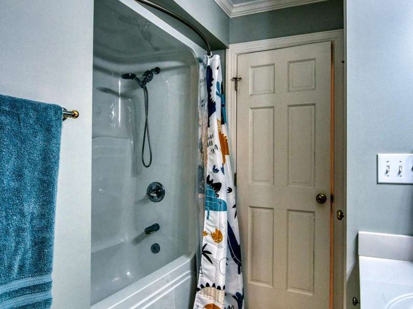 649 46th Avenue Drive, Hickory, NC 28601.  MLS# CAR4222186, YatesRealty ID 2606. Basement bath