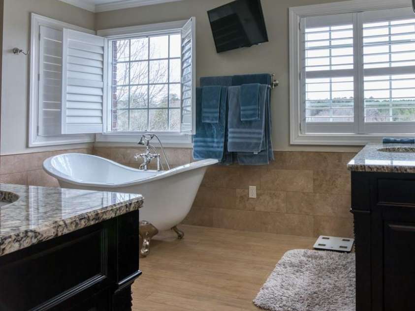 649 46th Avenue Drive, Hickory, NC 28601.  MLS# CAR4222186, YatesRealty ID 2606. Master Bath