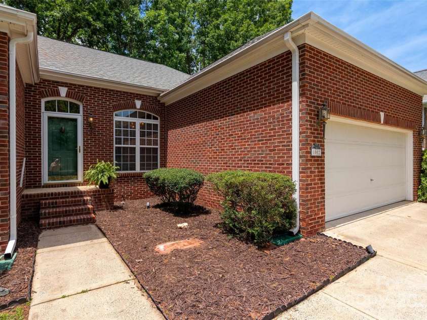 8002 Kingston Drive, Waxhaw, NC 28173.  MLS# CAR4270138, YatesRealty ID 26062. Easy front entrance