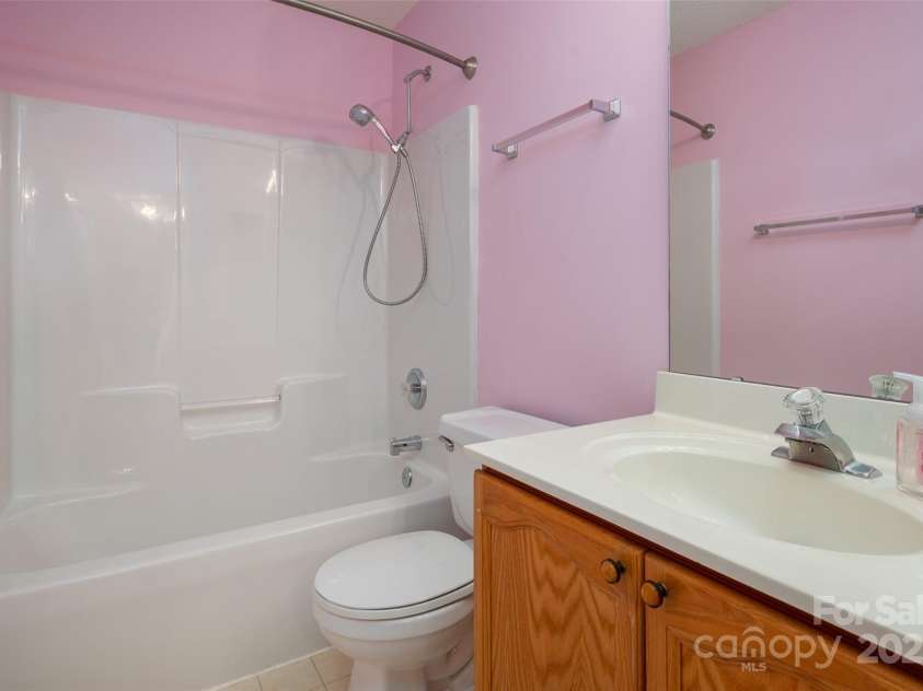 8002 Kingston Drive, Waxhaw, NC 28173.  MLS# CAR4270138, YatesRealty ID 26062. Full bath