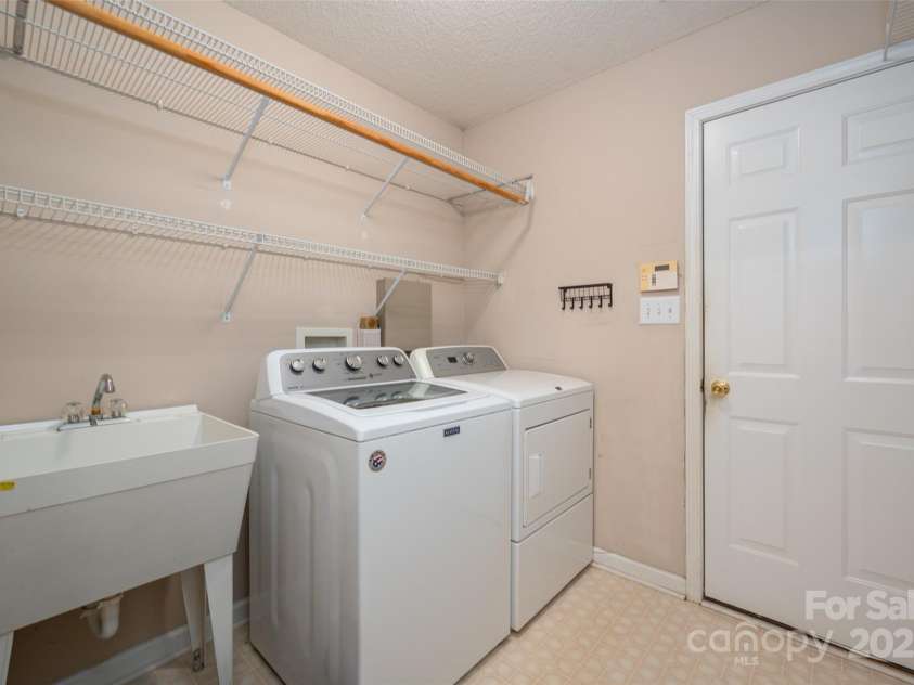 8002 Kingston Drive, Waxhaw, NC 28173.  MLS# CAR4270138, YatesRealty ID 26062. Laundry/mudroom