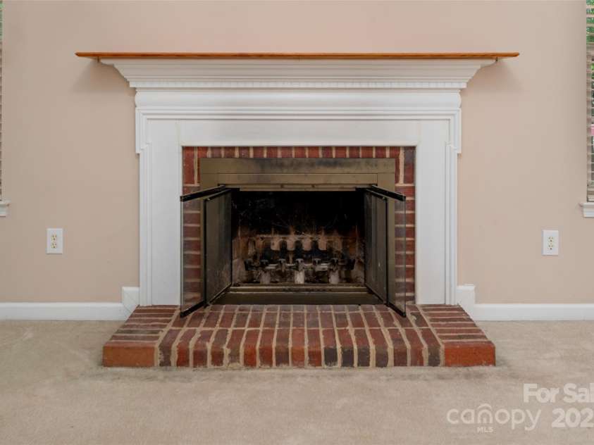 8002 Kingston Drive, Waxhaw, NC 28173.  MLS# CAR4270138, YatesRealty ID 26062. Wood burning fireplace