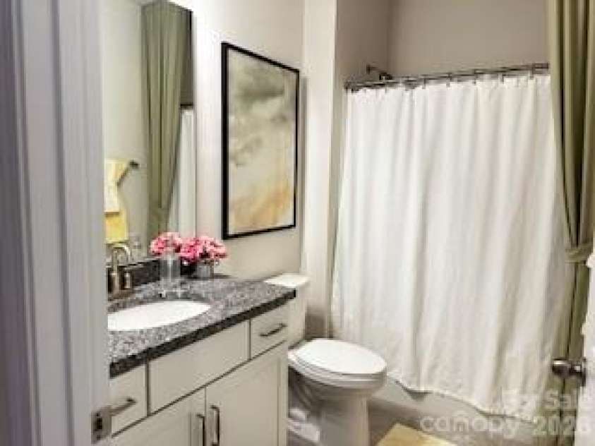4450 Streamside Road, Denver, NC 28037.  MLS# CAR4374294, YatesRealty ID 26063. Guest full bathroom