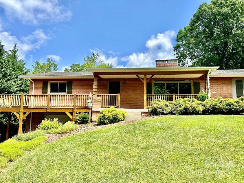 47 Fairlane Drive, Waynesville, NC 28786.  MLS# CAR4267951, YatesRealty ID 26065. Beautiful Hone with well manicured yard.
