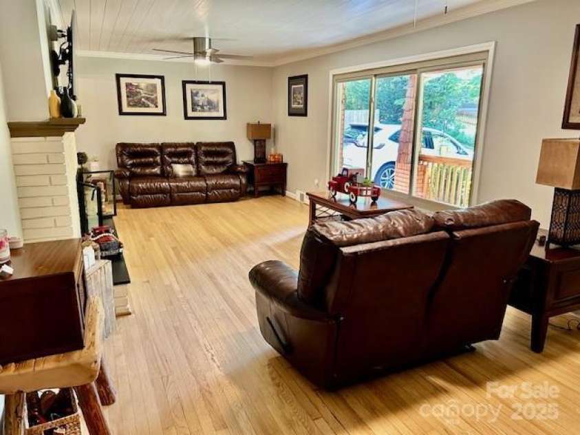 47 Fairlane Drive, Waynesville, NC 28786.  MLS# CAR4267951, YatesRealty ID 26065. Living Room