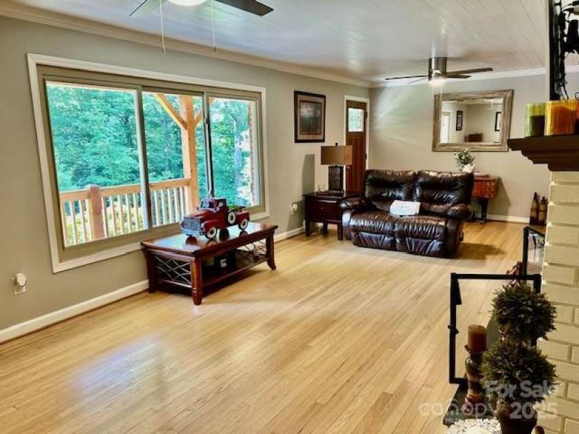 47 Fairlane Drive, Waynesville, NC 28786.  MLS# CAR4267951, YatesRealty ID 26065. Nice Bright Windows in Living Room