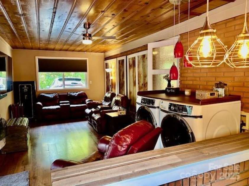 47 Fairlane Drive, Waynesville, NC 28786.  MLS# CAR4267951, YatesRealty ID 26065. Spacious Den