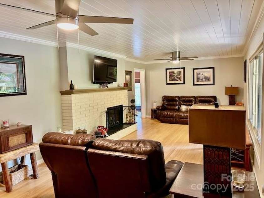 47 Fairlane Drive, Waynesville, NC 28786.  MLS# CAR4267951, YatesRealty ID 26065. Spacious Living Room