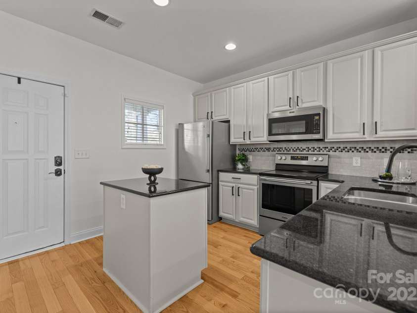 1335 Summit Greenway Court, Charlotte, NC 28208.  MLS# CAR4234575, YatesRealty ID 2607. 