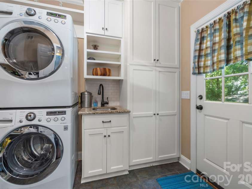 270 Sunset Drive, Concord, NC 28025.  MLS# CAR4382576, YatesRealty ID 26070. Main level laundry room