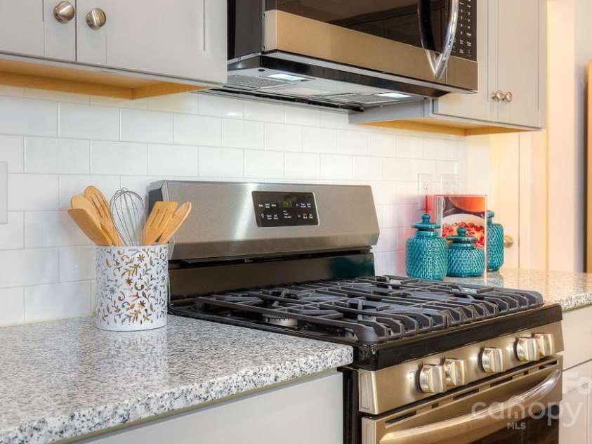 288 Creekview Road, Hendersonville, NC 28792.  MLS# CAR4161750, YatesRealty ID 26070. Electric Range