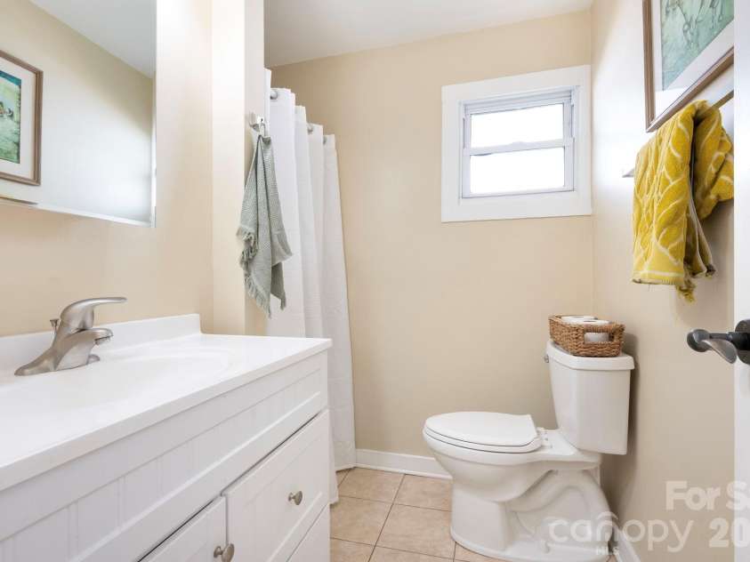 110 Le An Hurst Road, Asheville, NC 28803.  MLS# CAR4374231, YatesRealty ID 26073. Shared Bathroom