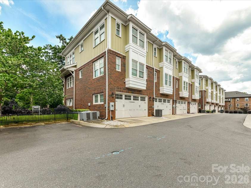 131 Grandin Road, Charlotte, NC 28208.  MLS# CAR4385124, YatesRealty ID 26079. 