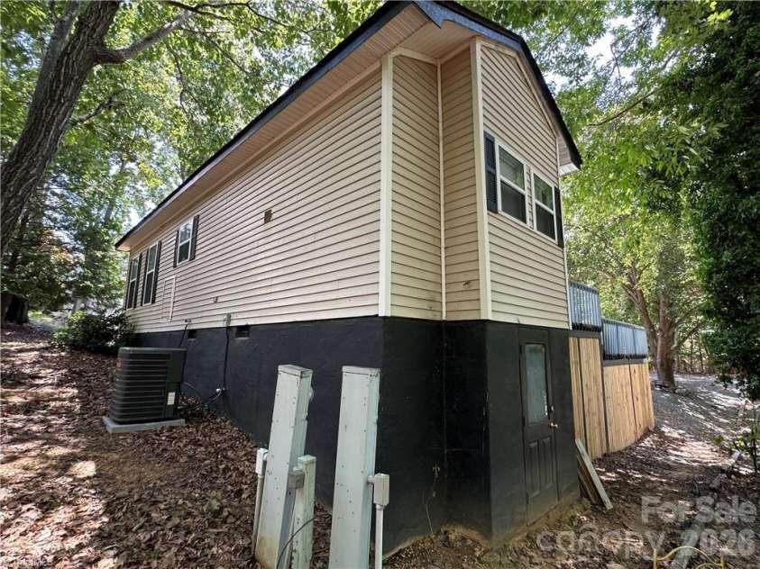 112 Cardinal Drive, New London, NC 28127.  MLS# CAR4383252, YatesRealty ID 26085. 