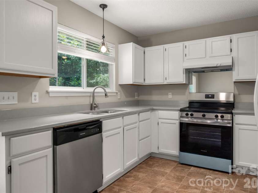 12133 Cartgate Lane, Charlotte, NC 28273.  MLS# CAR4387408, YatesRealty ID 26087. 