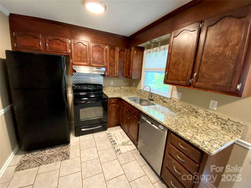 12623 Levins Hall Road, Huntersville, NC 28078.  MLS# CAR4276001, YatesRealty ID 26088. Granite counters