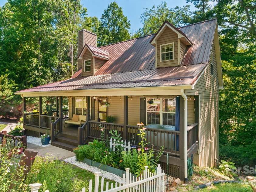28 Grove Garden Avenue, Candler, NC 28715.  MLS# CAR4278254, YatesRealty ID 26090. 
