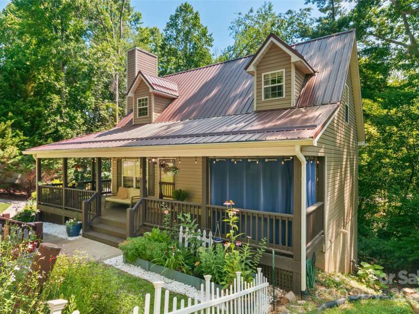 28 Grove Garden Avenue, Candler, NC 28715.  MLS# CAR4278254, YatesRealty ID 26090. 