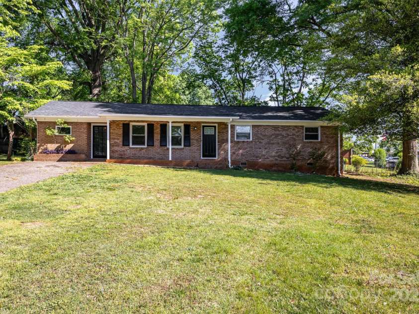 1141 Carolina Circle, Statesville, NC 28677.  MLS# CAR4252109, YatesRealty ID 26091. 