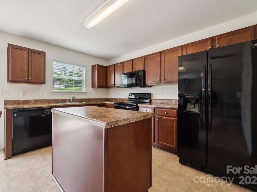 3512 Gibbon Terrace Court, Charlotte, NC 28269.  MLS# CAR4261541, YatesRealty ID 26093. Large kitchen with ample cabinet space