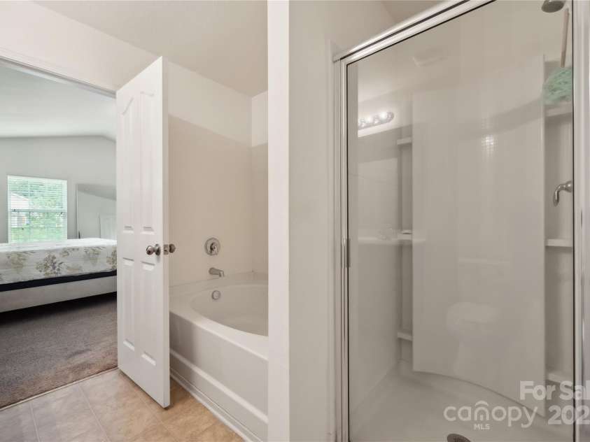 3512 Gibbon Terrace Court, Charlotte, NC 28269.  MLS# CAR4261541, YatesRealty ID 26093. Primary tub and shower