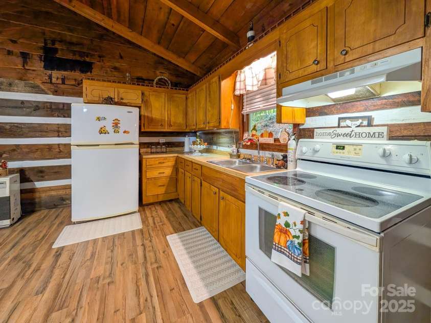 536 Hickory Springs Road, Burnsville, NC 28714.  MLS# CAR4264122, YatesRealty ID 26095. 