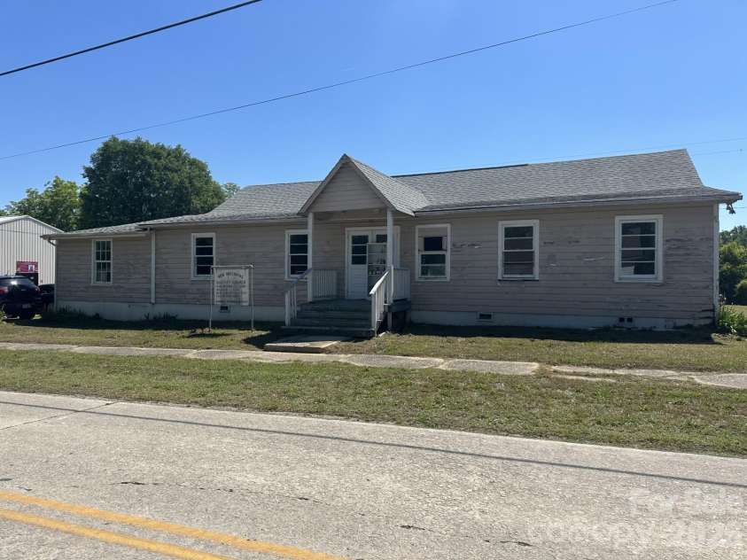 706 Old North Main Street, Clover, SC 29710.  MLS# CAR4387468, YatesRealty ID 26095. 