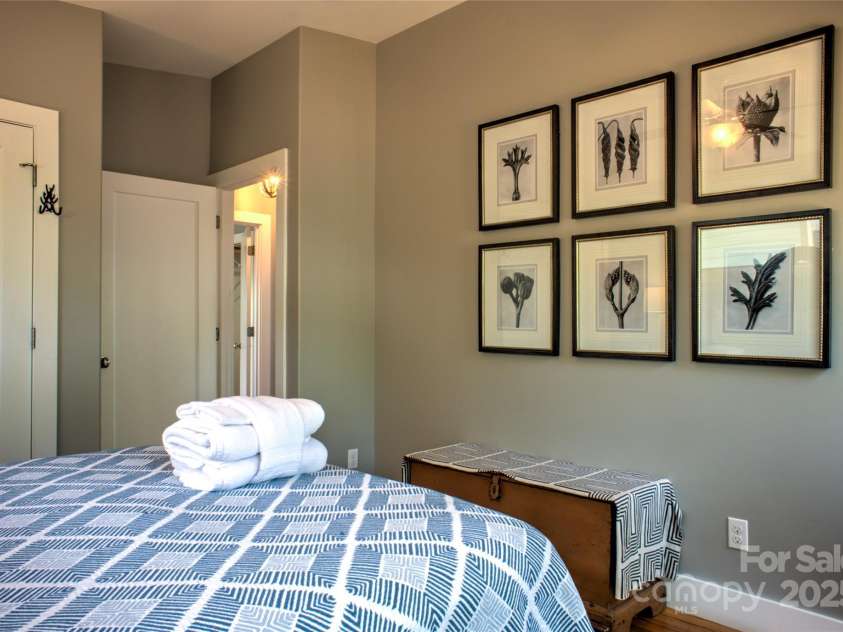 12 Upstream Way, Asheville, NC 28806.  MLS# CAR4277578, YatesRealty ID 26097. 