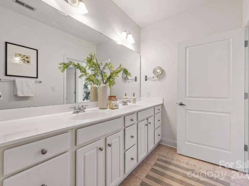 558 Oakland Avenue, Charlotte, NC 28204.  MLS# CAR4273248, YatesRealty ID 26098. 