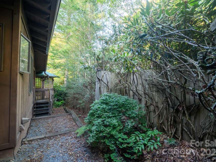 33 Summit Lane, Newland, NC 28657.  MLS# CAR4199046, YatesRealty ID 261. 