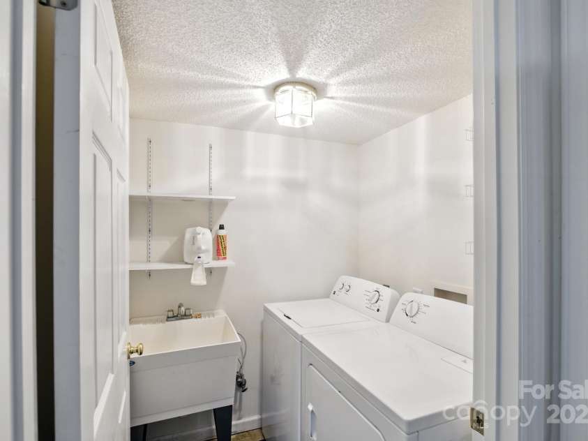 33 Summit Lane, Newland, NC 28657.  MLS# CAR4199046, YatesRealty ID 261. 