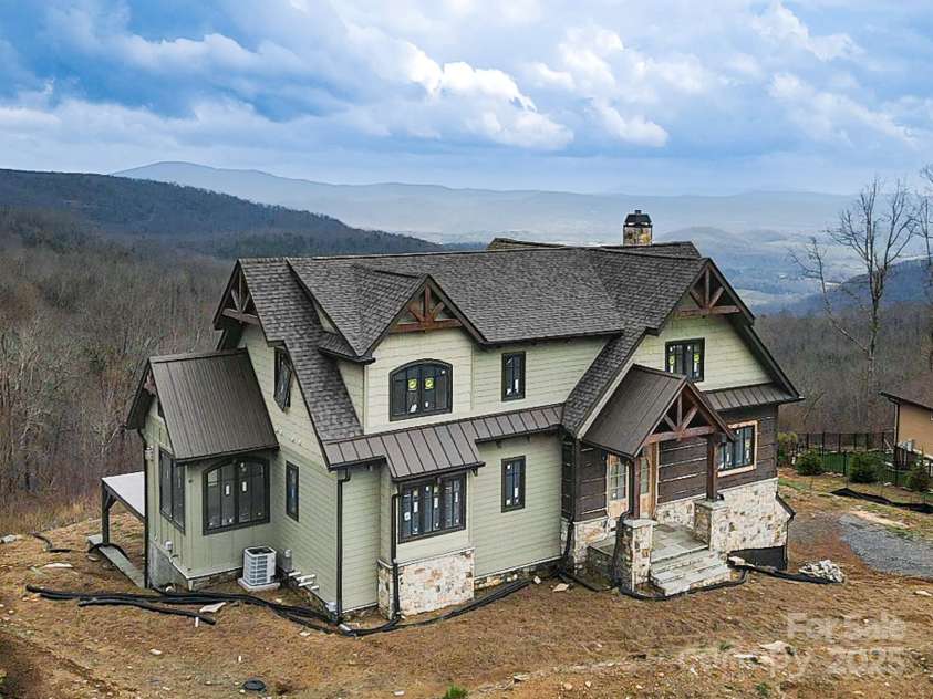 475 Dancing Bear Drive, Hendersonville, NC 28792.  MLS# CAR4244020, YatesRealty ID 261. 