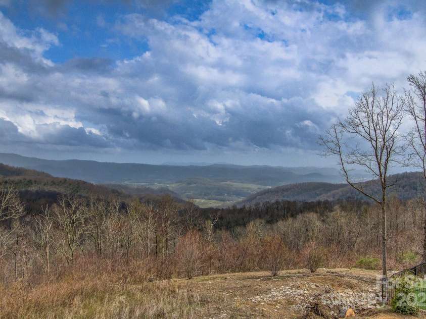 475 Dancing Bear Drive, Hendersonville, NC 28792.  MLS# CAR4244020, YatesRealty ID 261. 