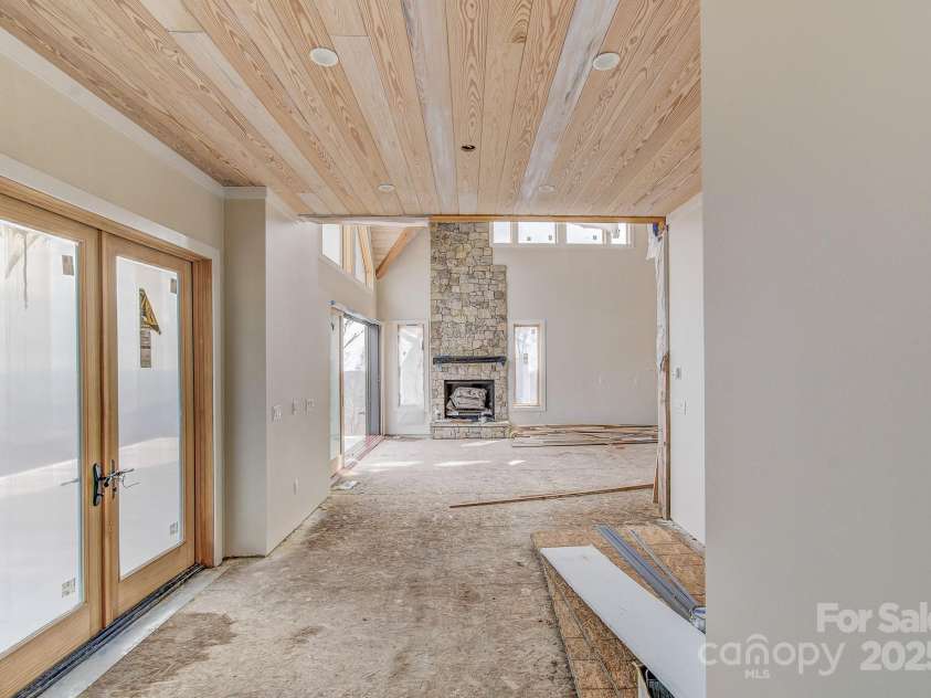 475 Dancing Bear Drive, Hendersonville, NC 28792.  MLS# CAR4244020, YatesRealty ID 261. 