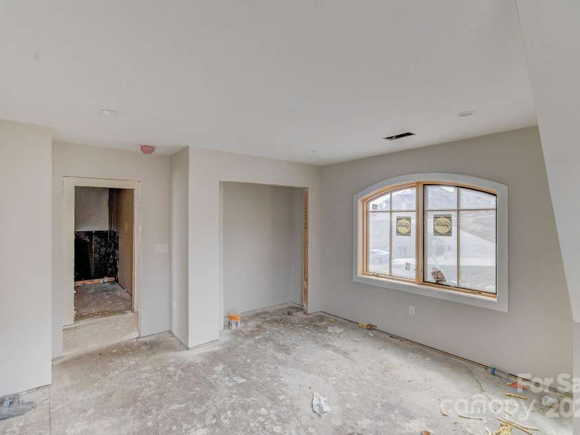 475 Dancing Bear Drive, Hendersonville, NC 28792.  MLS# CAR4244020, YatesRealty ID 261. 